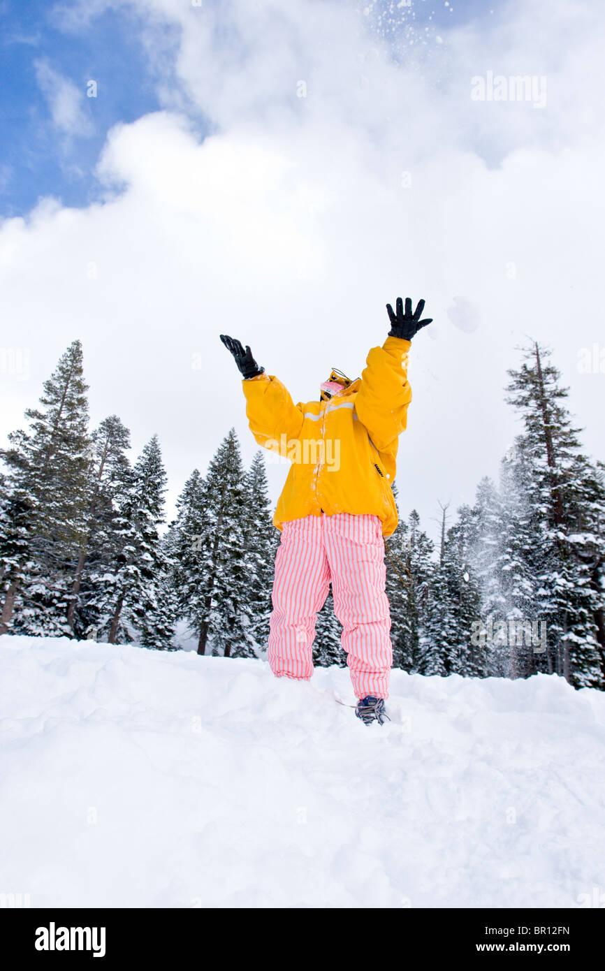 Junge Mädchen spielen im Schnee in Kirkwood Ski-Resort in der Nähe von Lake Tahoe, Kalifornien. Stockfoto