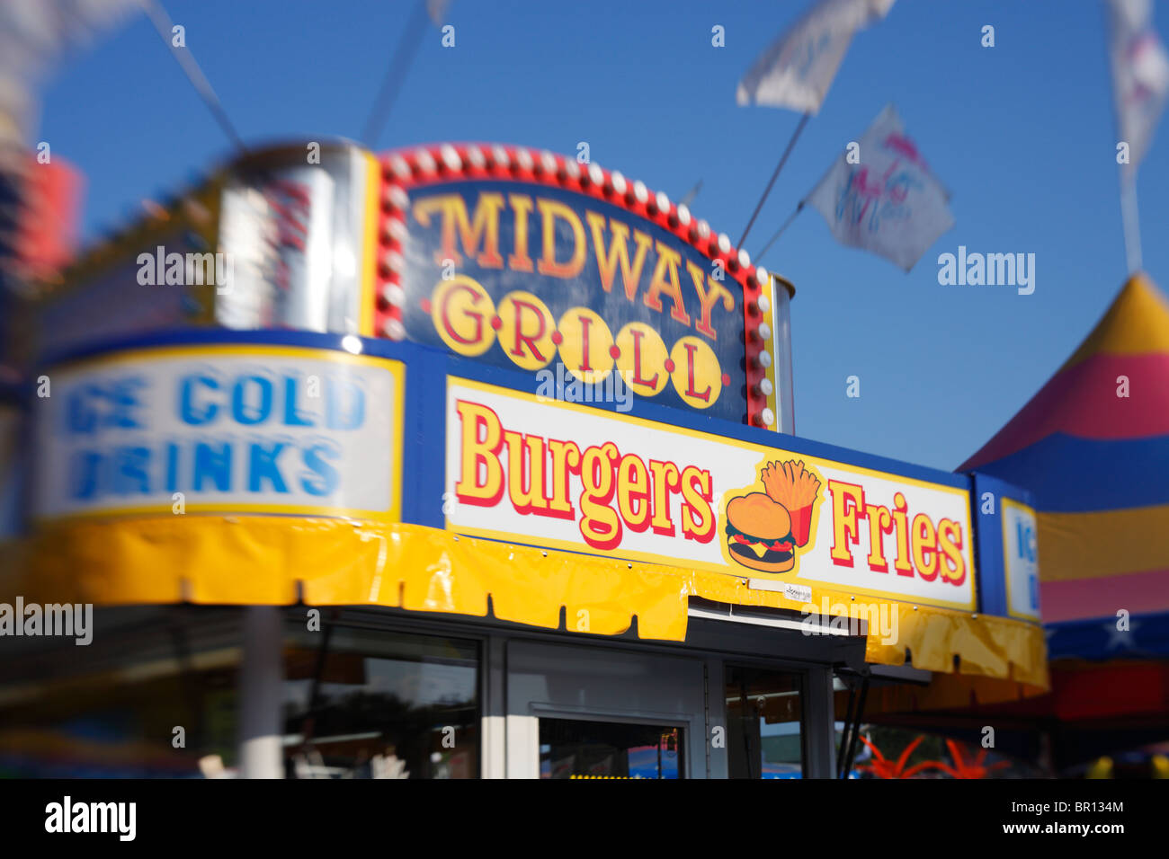 Selektiver Fokus auf die Werbung von Lebensmittelherstellern auf der Midway auf der Minnesota State Fair, USA. Stockfoto