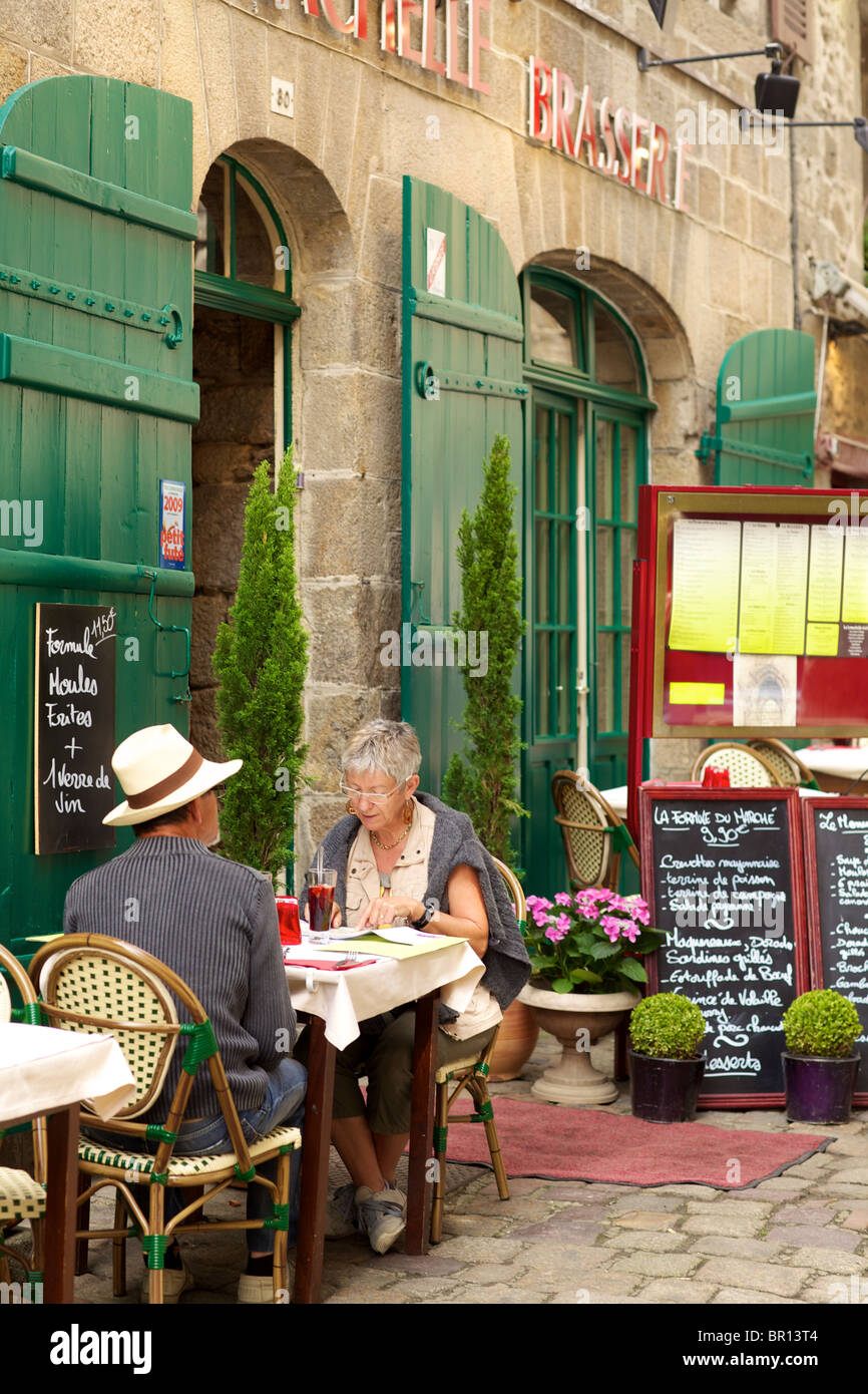 Essen auf der Rue du Petite Fort in die Stadt Dinan in Brittany France Stockfoto