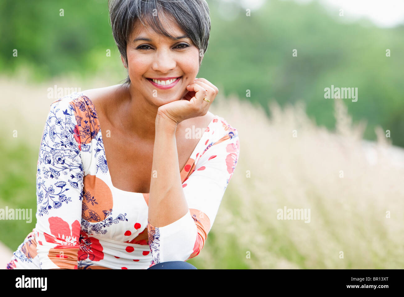 Lächelnde Frau Mischlinge im Feld Stockfoto