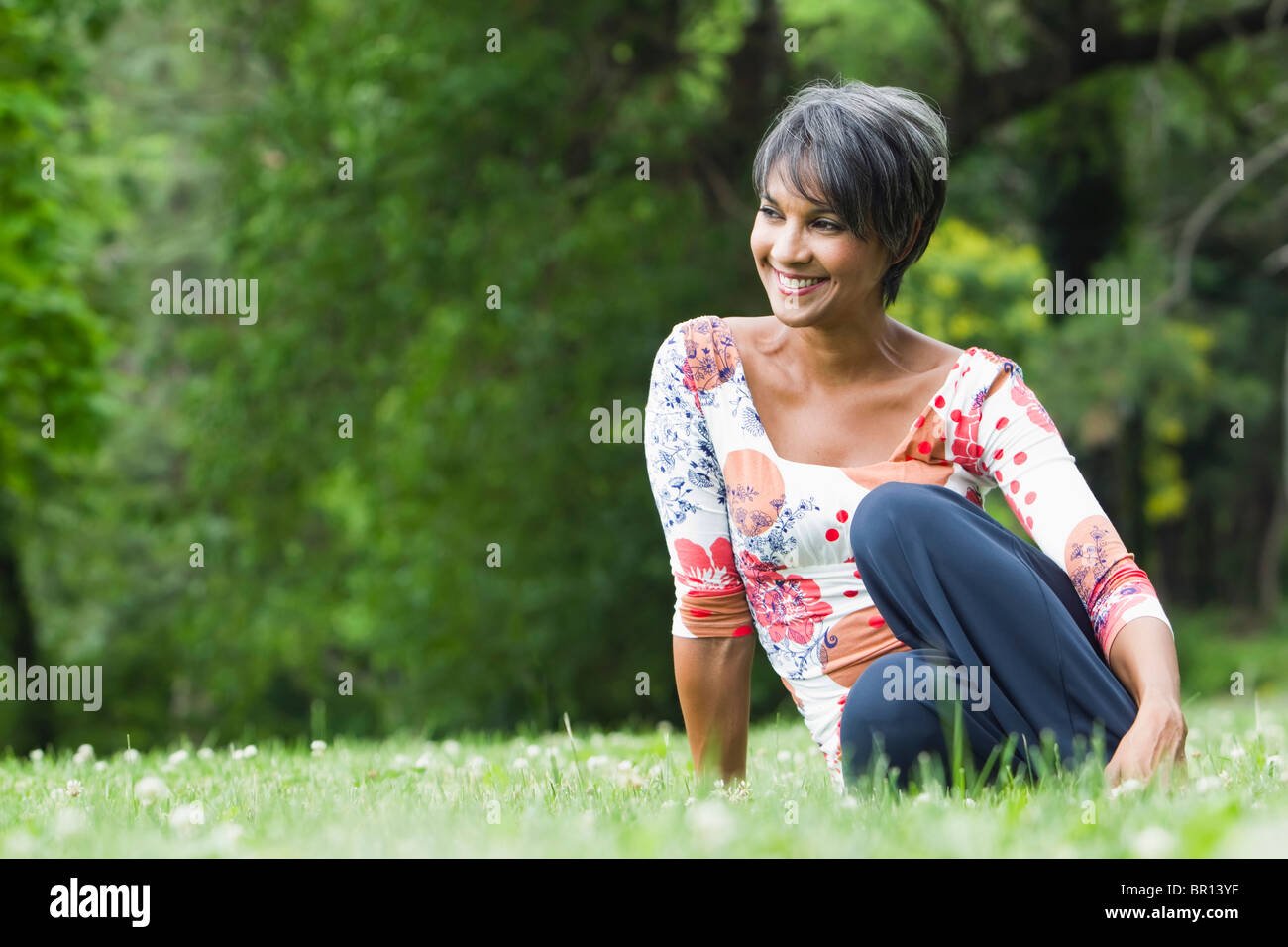 Lächelnde Mischlinge Frau im Feld Stockfoto