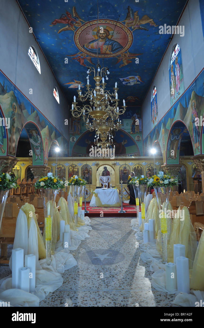 Orthodoxe Hochzeit innen Altar verziert vorbereitet Hochzeit Zeremonie Blume Anordnung Korridor Kirche Religion Ehe Christus Stockfoto