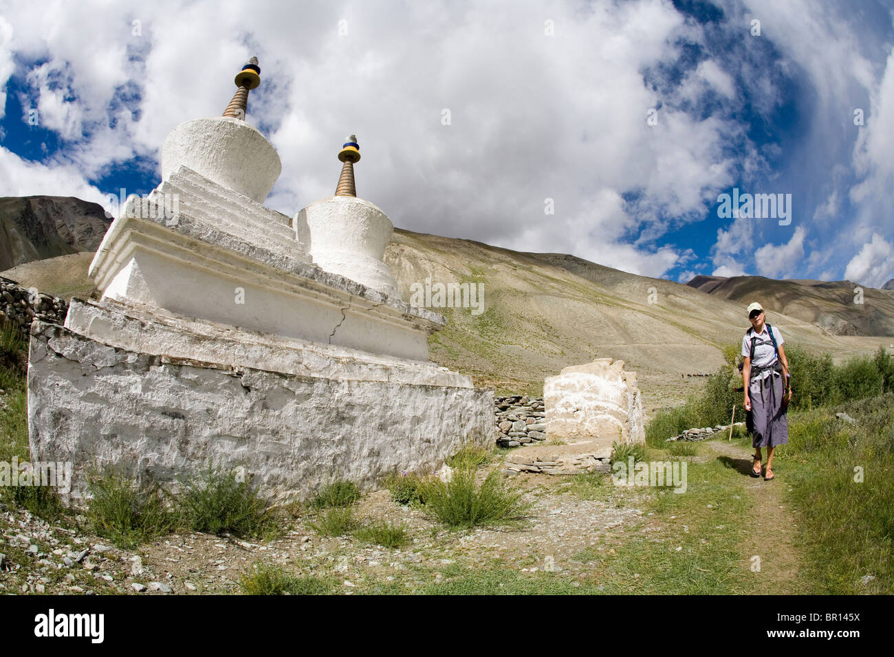 Frau Trekker vorbeikommt buddhistischen Chörten oder Stupas in großer Höhe wandern Sie in Ladakh, Nordindien. Stockfoto