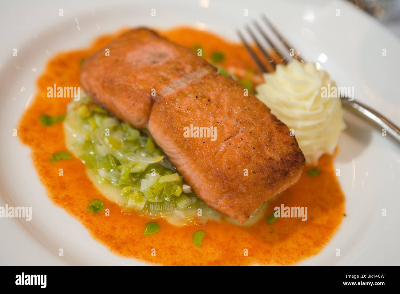 Nahaufnahme von gekochten Alaska Wildlachs auf Teller im Restaurant. Stockfoto