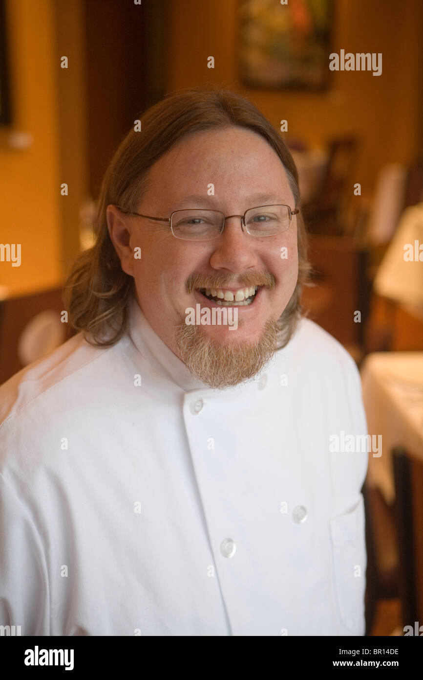 Koch Lächeln für die Kamera im Restaurant in Portland, Oregon. Stockfoto
