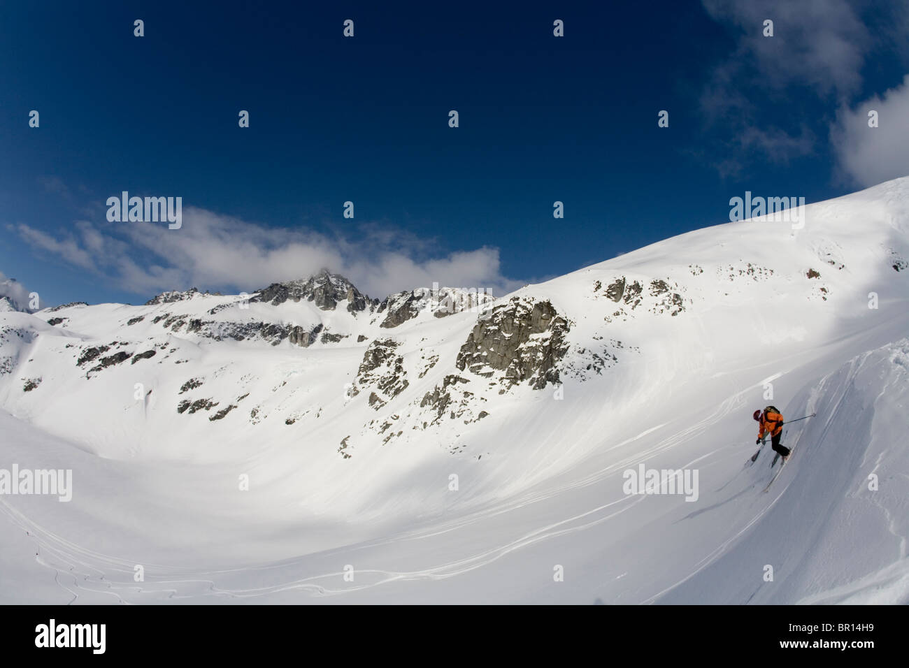 Mann Telemarkski bergab in Kanada Hinterland in der Nähe von Alaska Kanada Grenze. Stockfoto