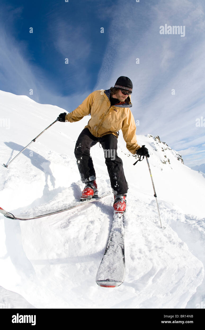 Männlichen Skifahrer springt auf Ruschtblock in Lawine Grube während des Tests Schneedeckenstabilität. Stockfoto