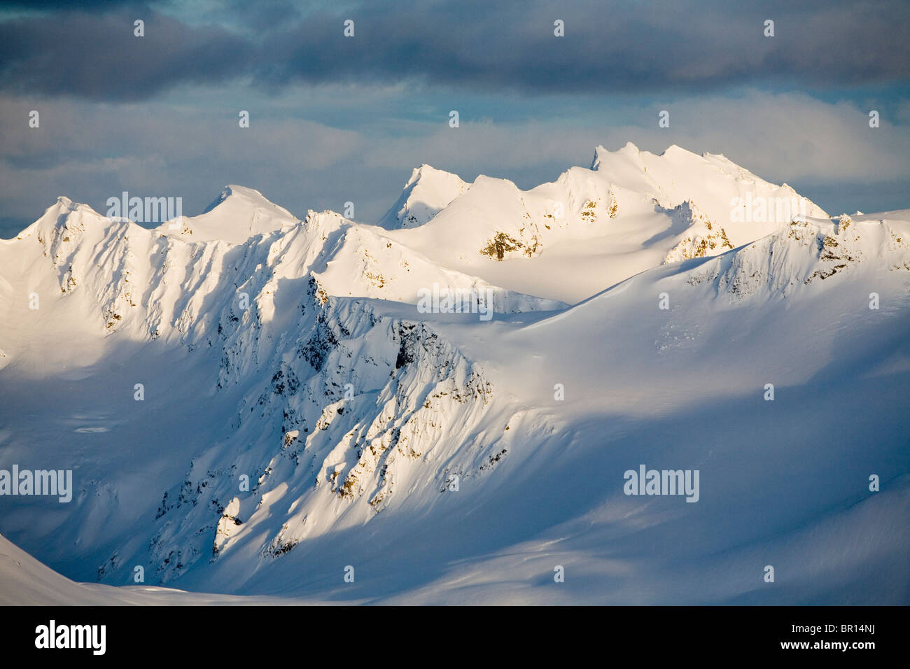 Schneebedeckte Berge in Kanada Alaska Backcountry. Stockfoto