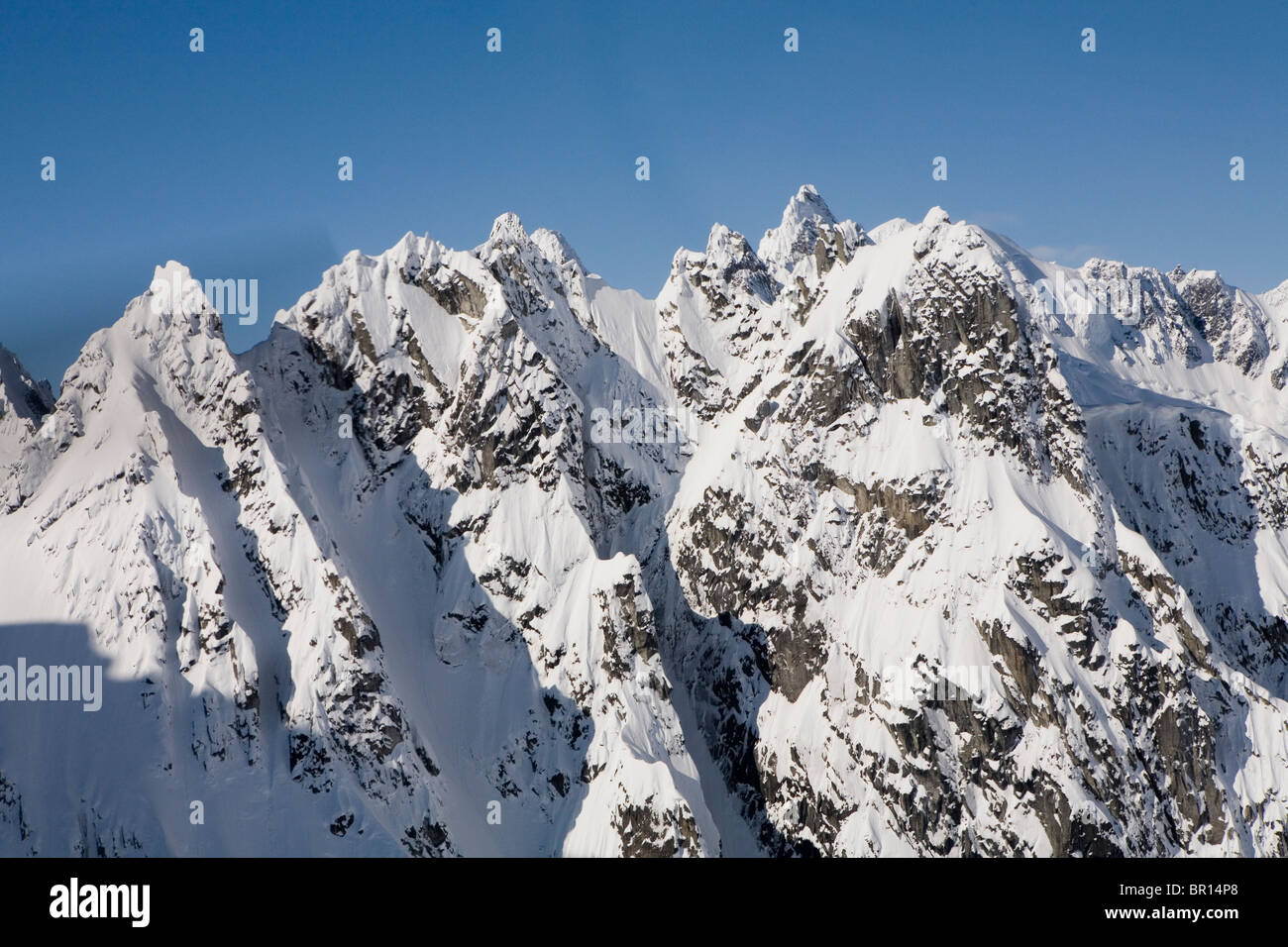 Schneebedeckte Berge in Kanada Alaska Backcountry. Stockfoto
