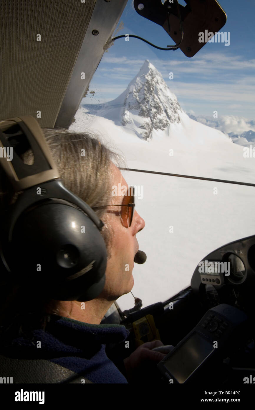 Bush Flugzeug pilot fliegt Flugzeug durch Berge von Südost-Alaska. Stockfoto