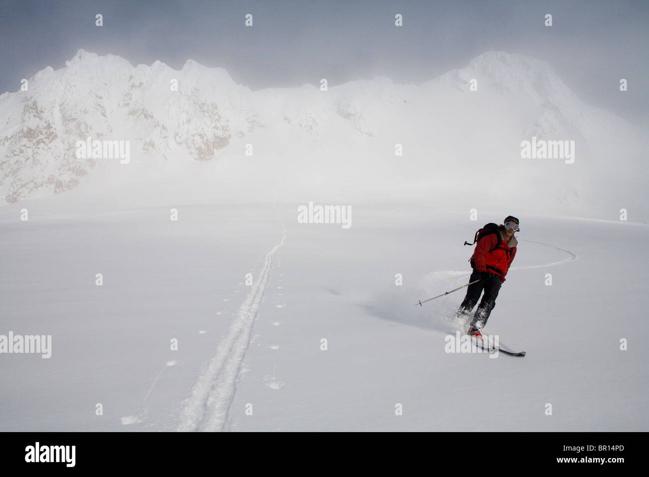 Mann Telemarkski bergab in Alaska Backcountry nahe Grenze zu Alaska-Kanada Stockfoto
