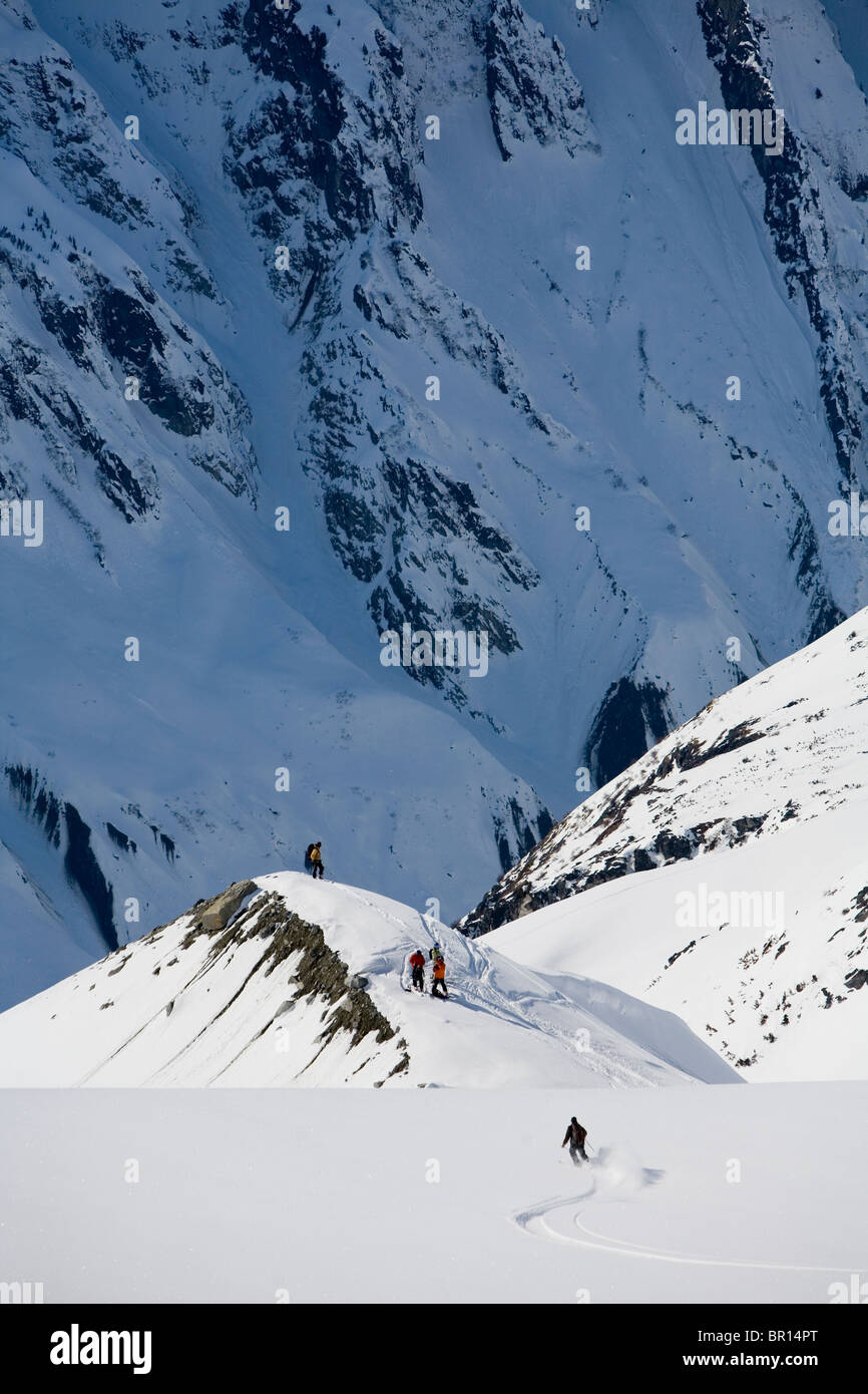 Mann Telemarkski bergab in Alaska Backcountry nahe Grenze zu Alaska-Kanada Stockfoto