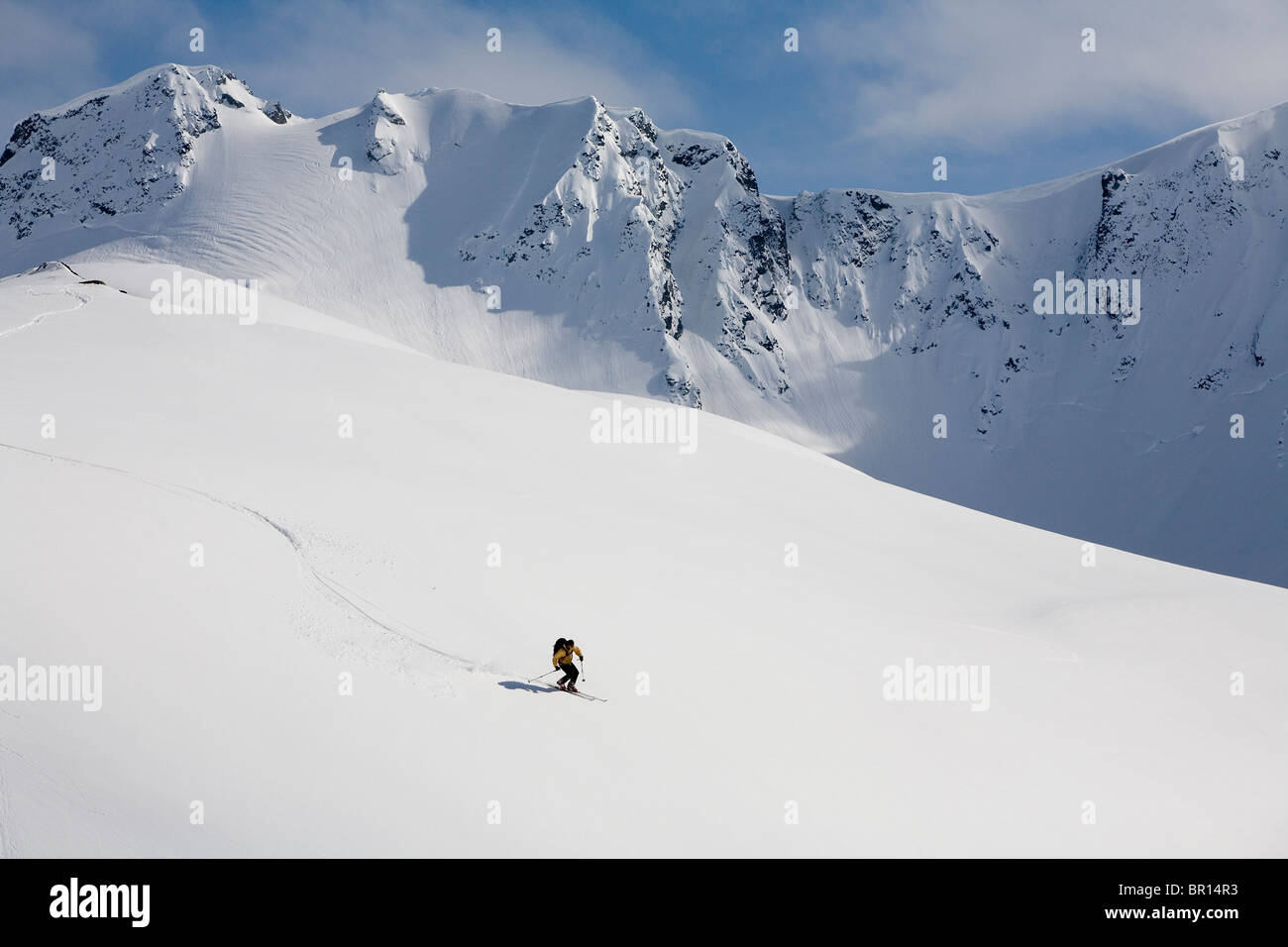 Mann Telemarkski an offenen Hang im Backcountry Berg in der Nähe von Haines, Alaska. Stockfoto