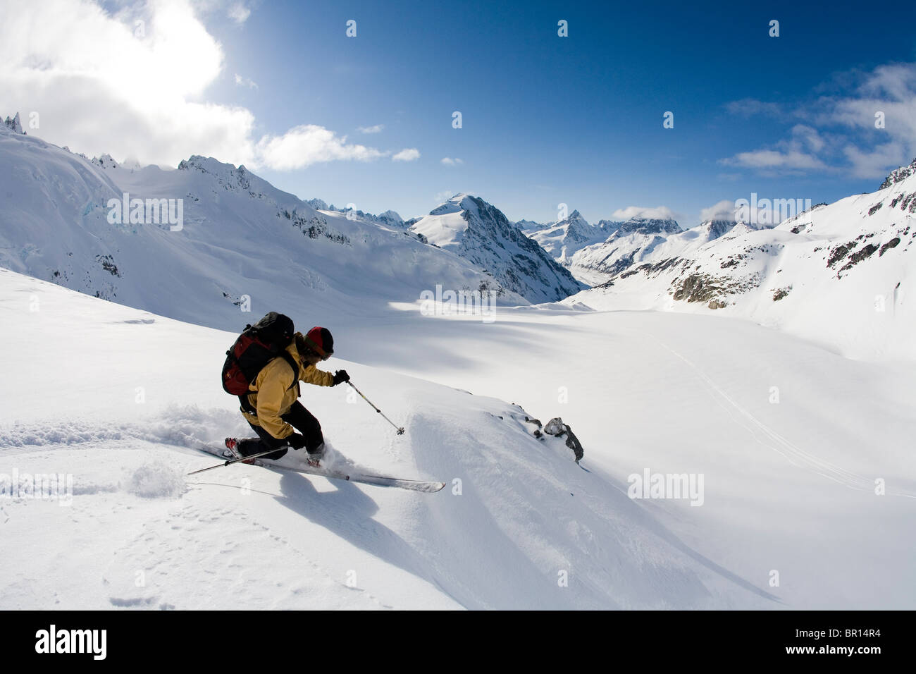 Mann Telemarkski bergab in Kanada Hinterland nahe Grenze zu Alaska-Kanada Stockfoto