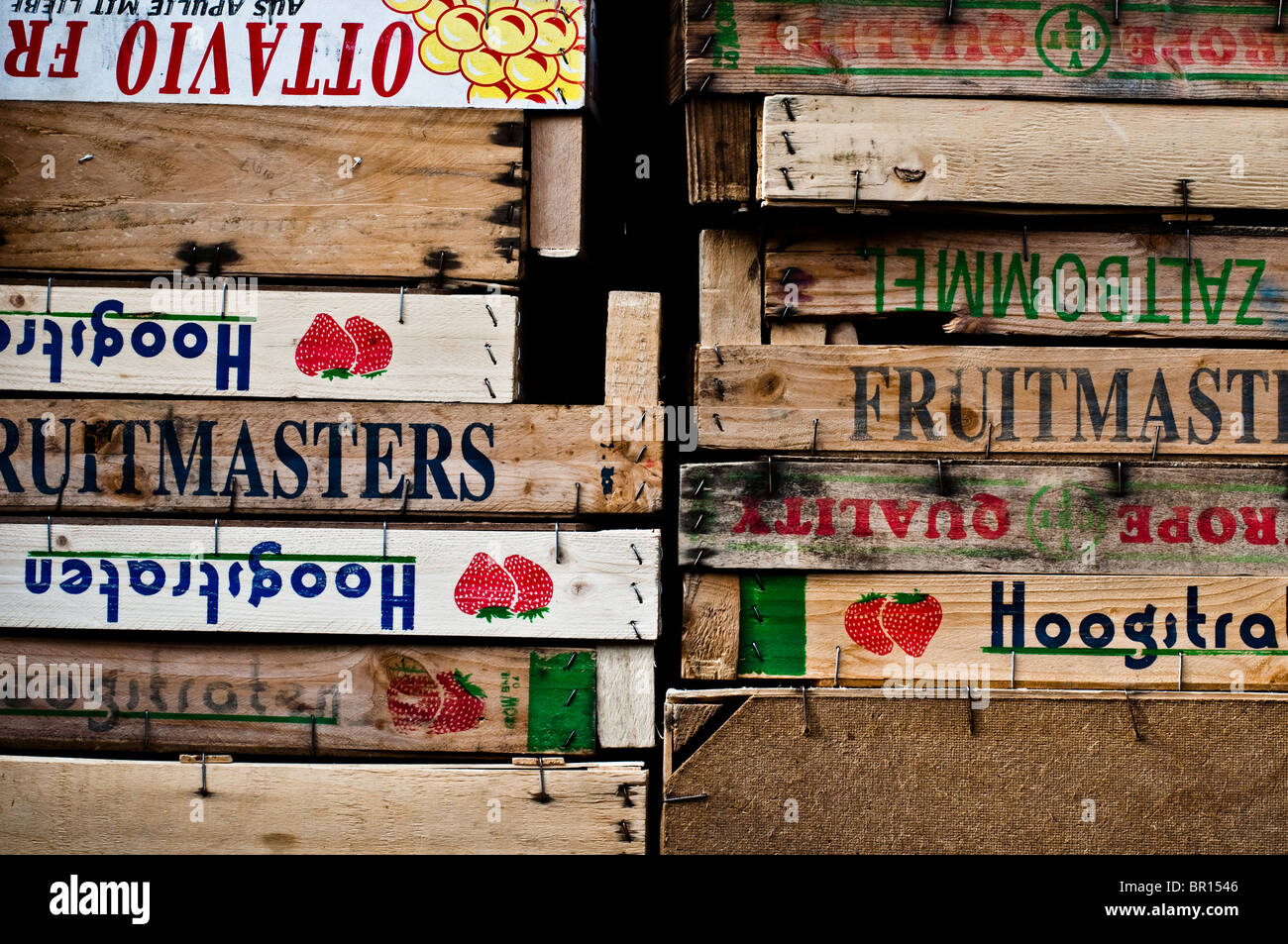 Europäische hölzernen Obst- und Gemüsekisten aus Transport vom Bauernhof zum Ridley Road Market in Dalston, London verwendet. Stockfoto