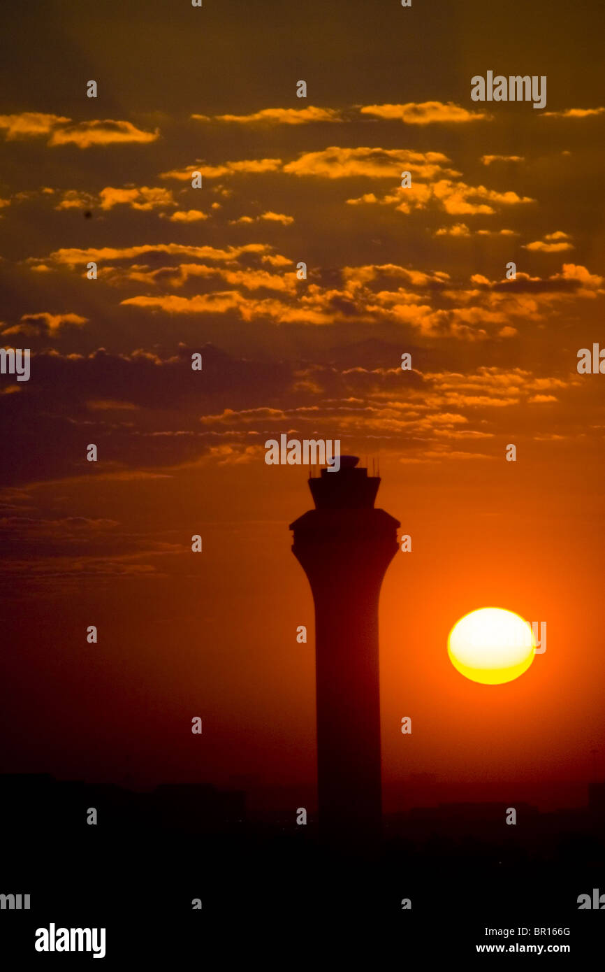 Bei Sonnenaufgang, Texas FlughafenKontrollturm Stockfoto