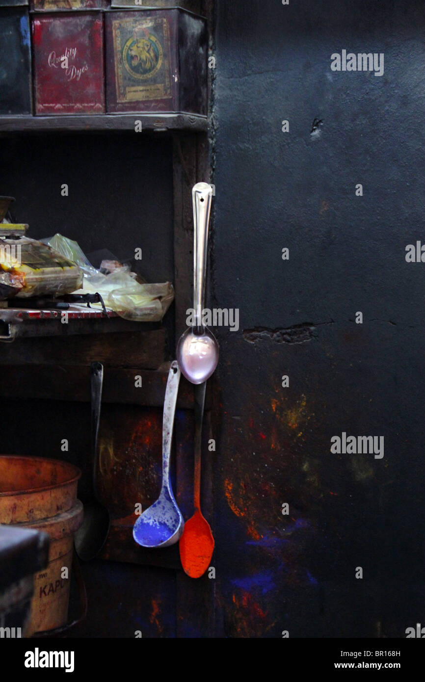Stillleben mit einem Marktstand verkaufen traditionelle Farbe Farbstoffe in der berüchtigten Souk Al Hamidiya, Damaskus Stockfoto