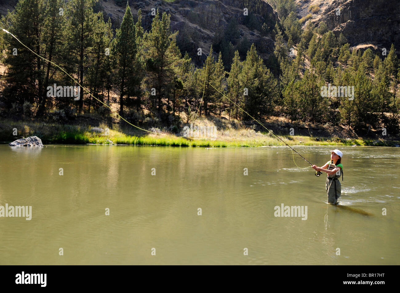 11 Jahre alten Mädchen Fliegenfischen im Fluss in der Nähe von Bend, Oregon Stockfoto
