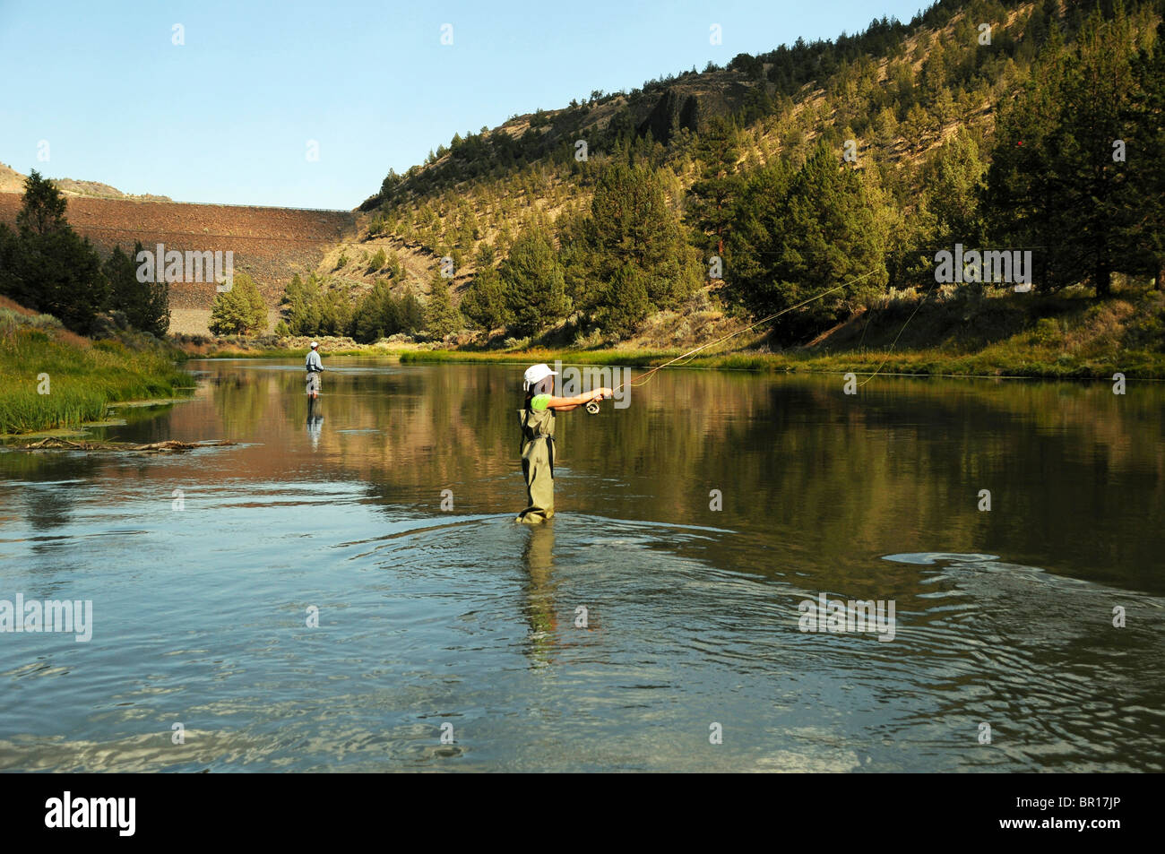 11 Jahre alten Mädchen Fliegenfischen im Fluss in der Nähe von Bend, Oregon Stockfoto