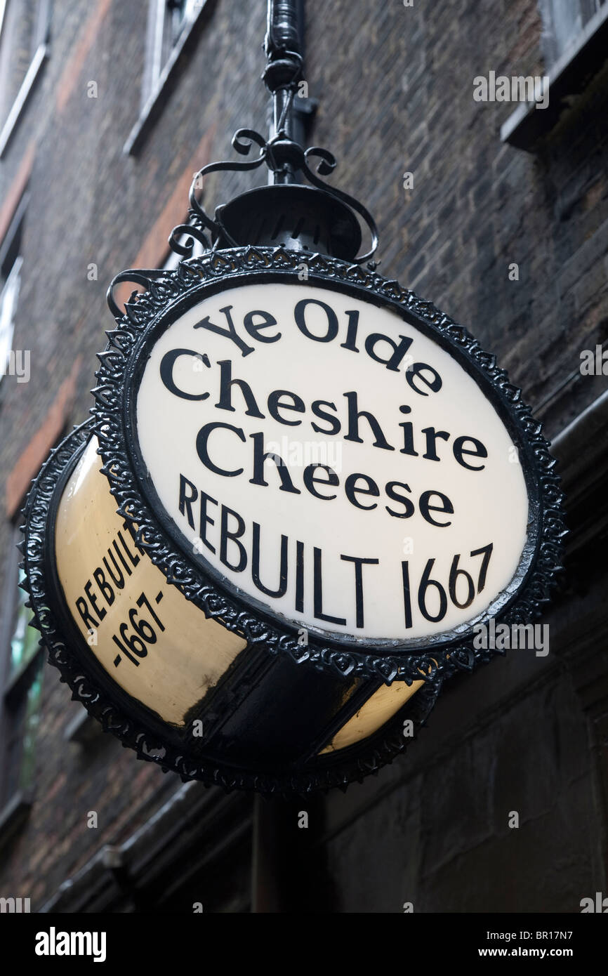 Beleuchtete Ye Olde Cheshire Cheese Pub Schild, London Stockfoto