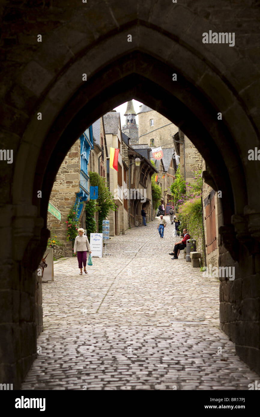 Rue du Petite Fort in die Stadt Dinan in Brittany France Stockfoto