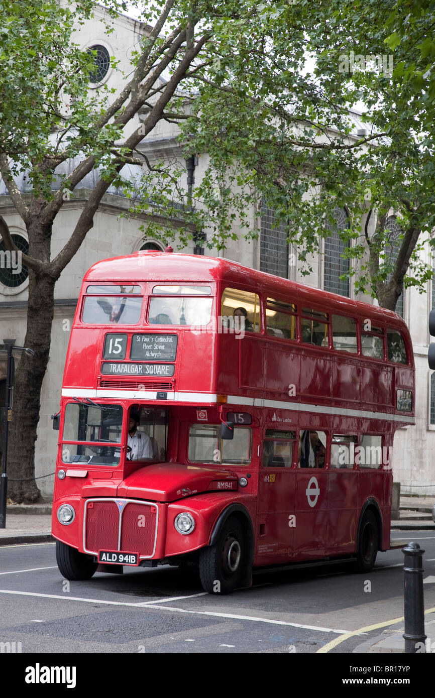 Traditionelle Londoner Bus im Zentrum von London Stockfoto