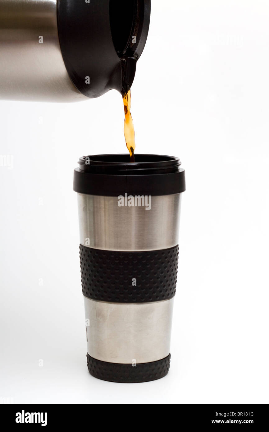 Gießen ein heißes Getränk Kaffee oder starken Tee in eine thermische Becher Stockfoto