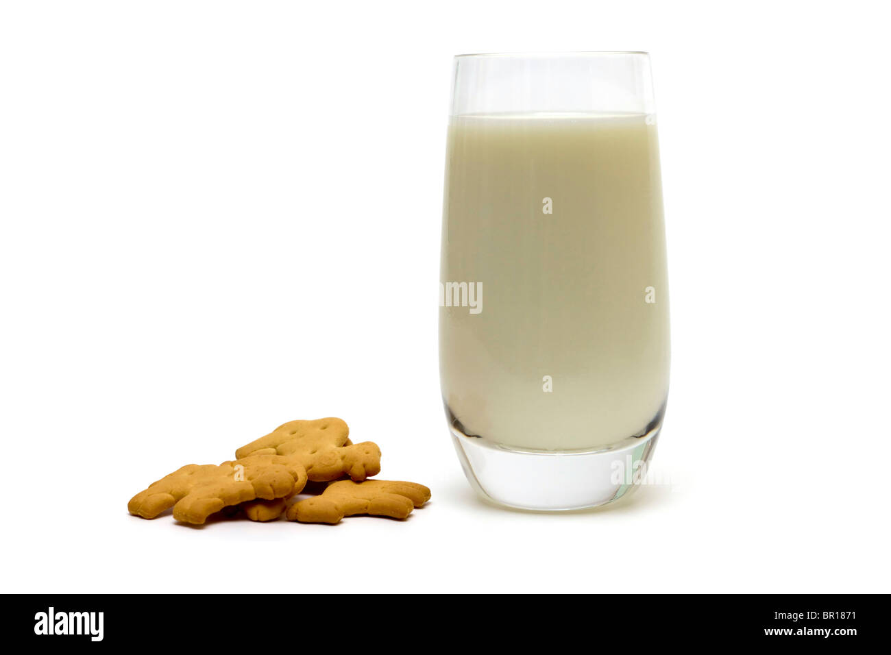Longdrinkglas gesunde Frischmilch mit süßen Tier Cracker Kekse sind ein gesunder snack Stockfoto