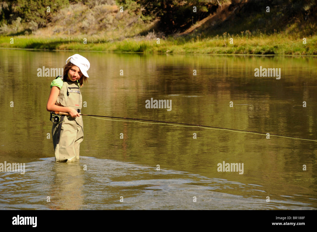 11 Jahre alten Mädchen Fliegenfischen im Fluss in der Nähe von Bend, Oregon Stockfoto