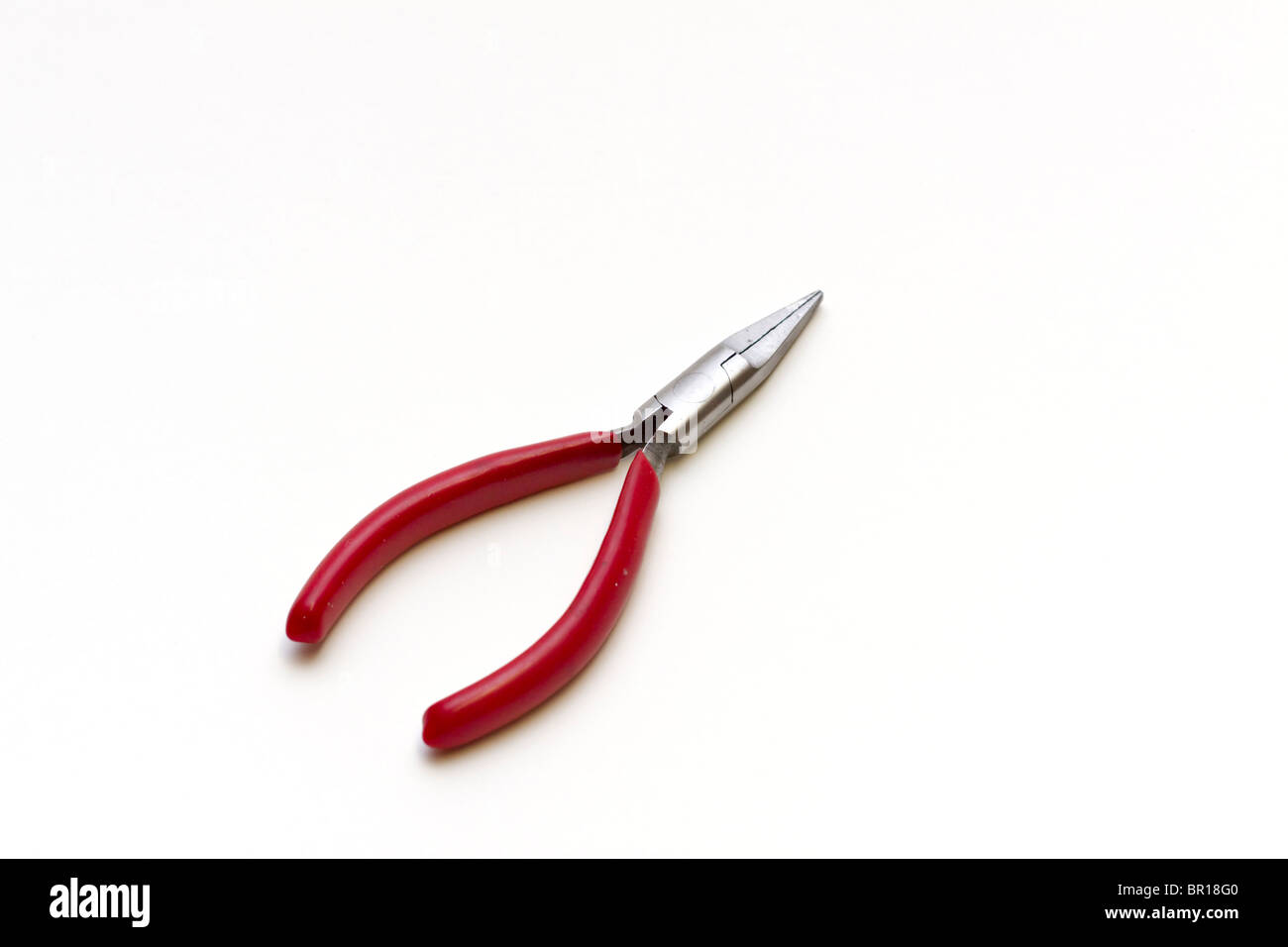 Kreuzschlitzschraubenzieher Zange mit einem roten Kunststoff isolierten Griff Stockfoto