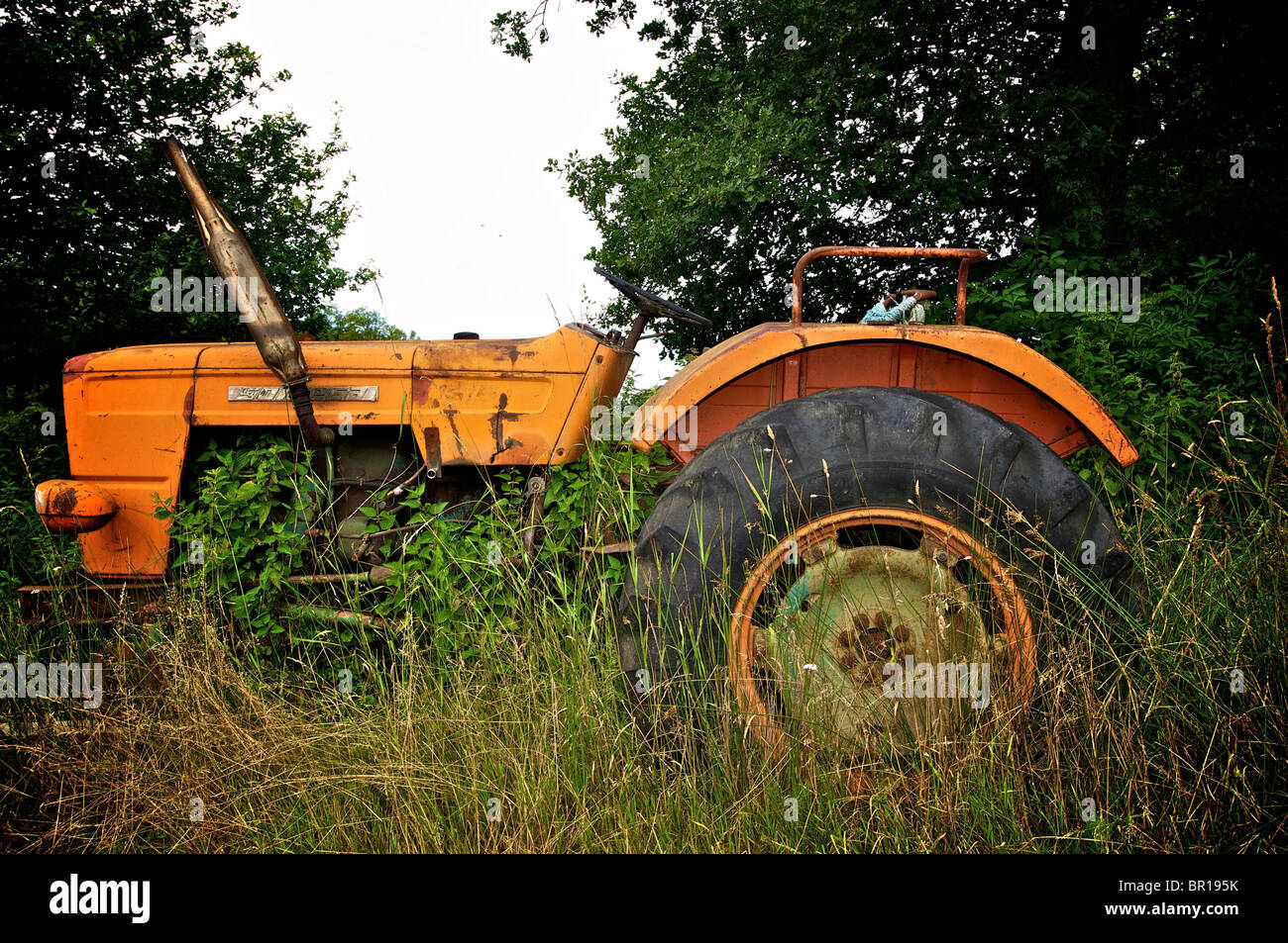 Der alte Traktor hat ein Feld verlassen. Frankreich. Europa. Stockfoto
