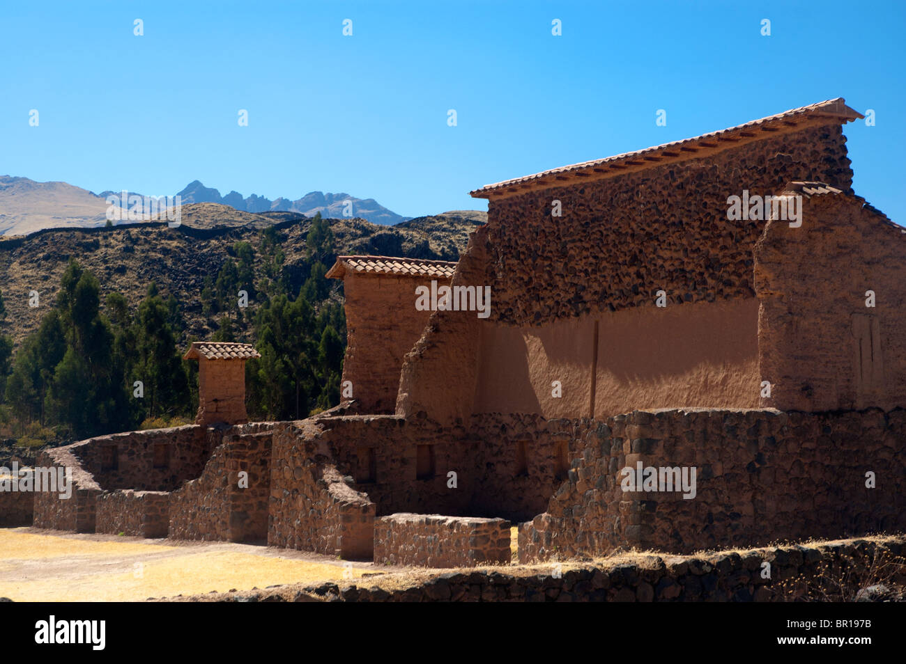 Inka Ruinen an der alten Tempel Viracocha, Raqchi, auf der Straße zwischen Cusco und Puno, Peru. Stockfoto