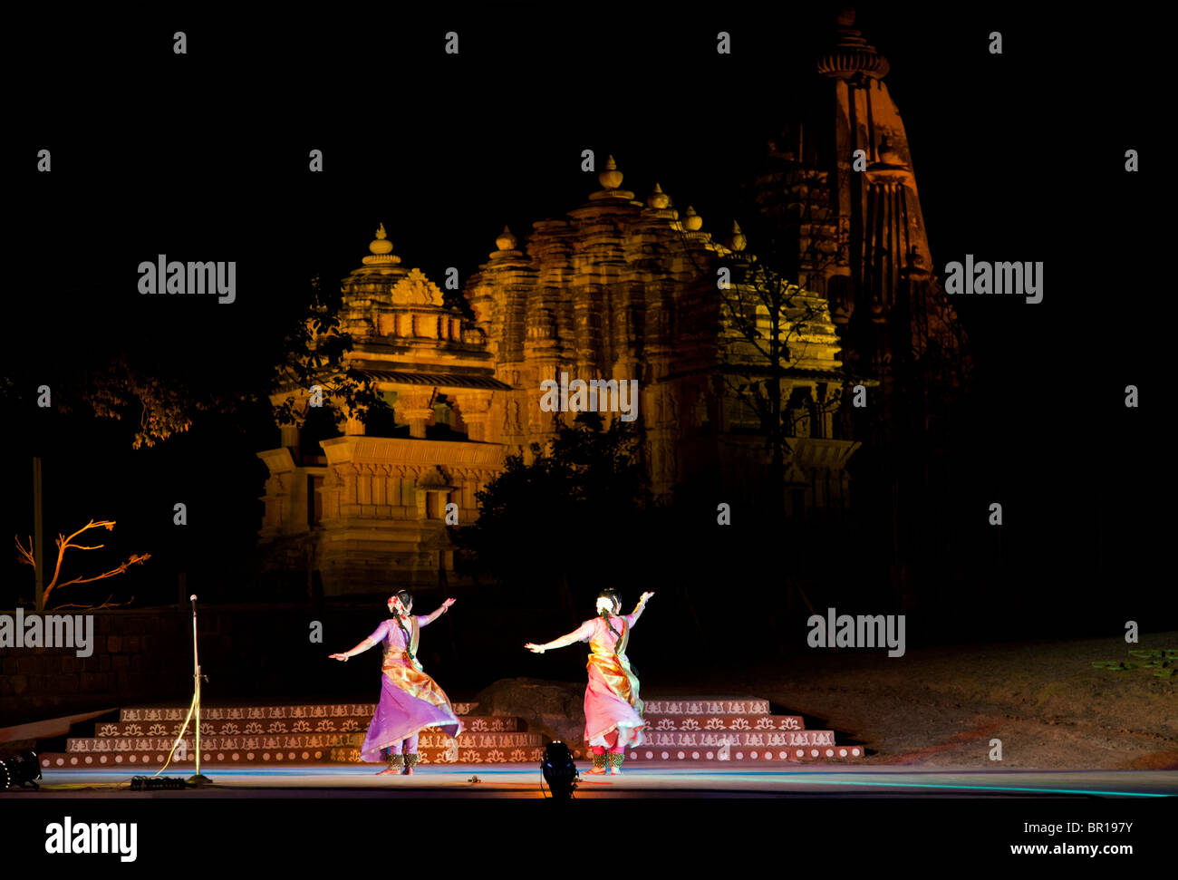 Indische Frauen einen traditionellen Tanz. Khajuraho Festival der Tänze. Auf dem Hintergrund der Chitragupta Tempel. Indien Stockfoto