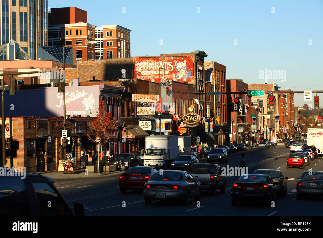 Lower Broadway in Nashville, Tennessee mit seiner Mischung aus touristischen Country-Musik im Zusammenhang mit Attraktionen, gegenübergestellt mit einem boomenden kommerziellen Stockfoto