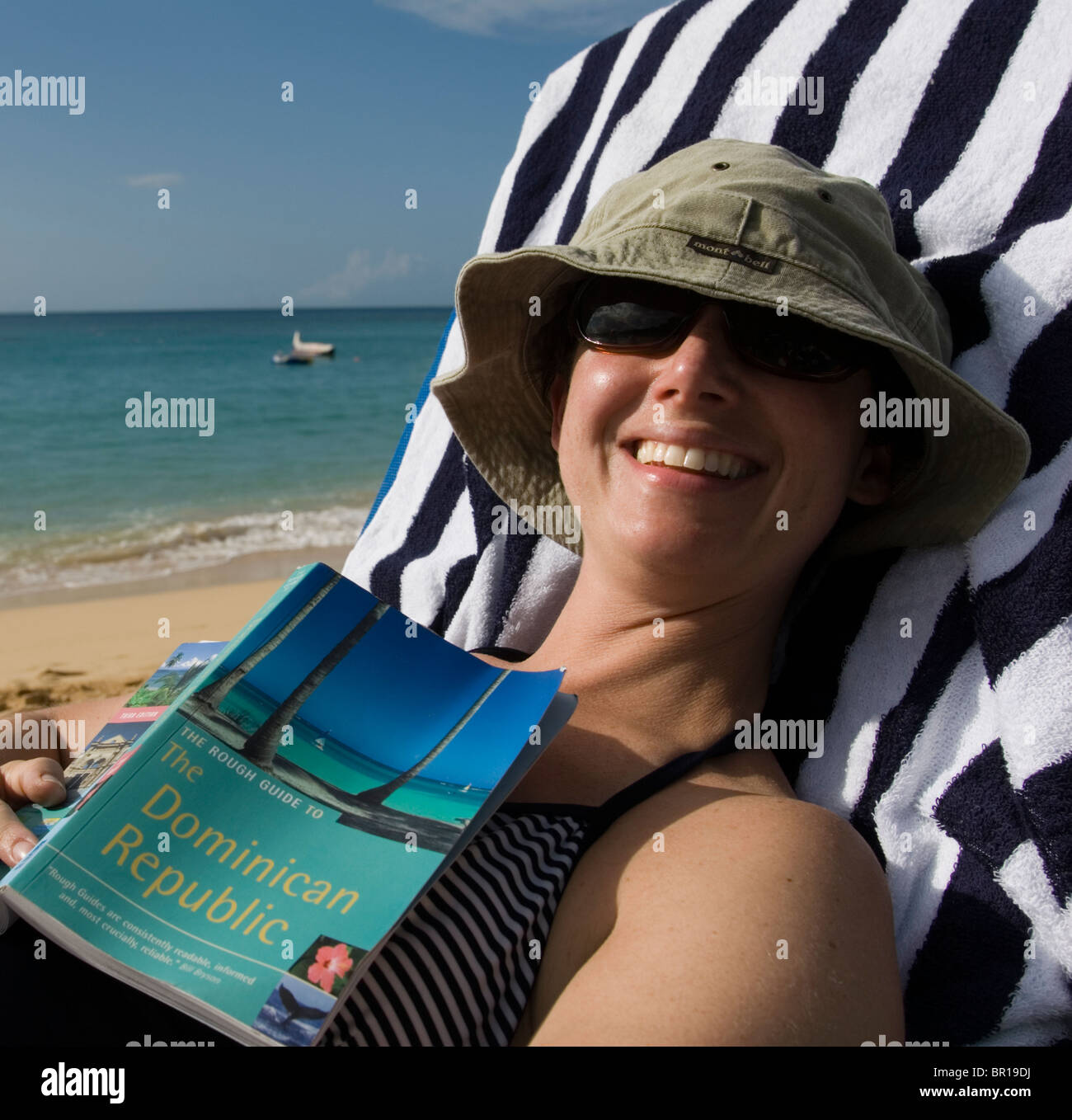Frau, Lächeln und relaxen am Strand von Sosua, Dominikanische Republik. Stockfoto