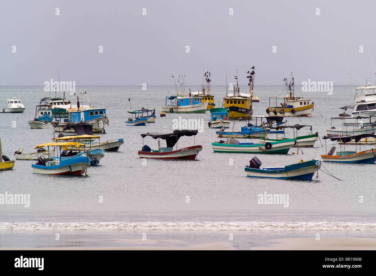 Angelboote/Fischerboote sind am Strand in San Juan Del Sur, Nicaragua verankert. Stockfoto