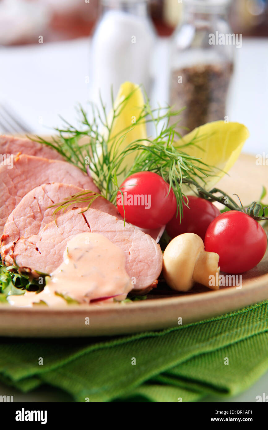 Dünne Scheiben von erfahrenen Filet und garnieren Stockfoto