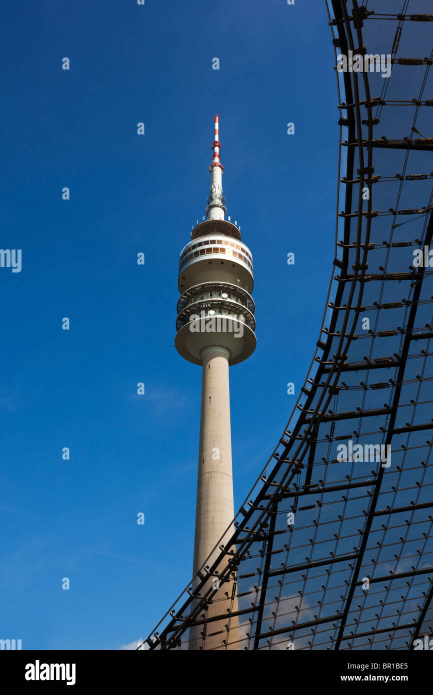 Olympiaturm-Turm und das Dach des Olympiastadions, München Stockfoto