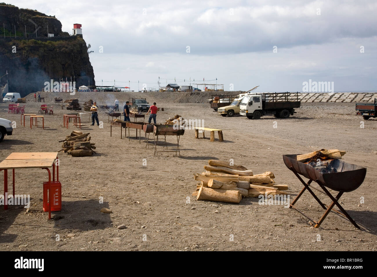 Sonntag BBQ am Strand von Ribeira Brava in Madeira Stockfoto