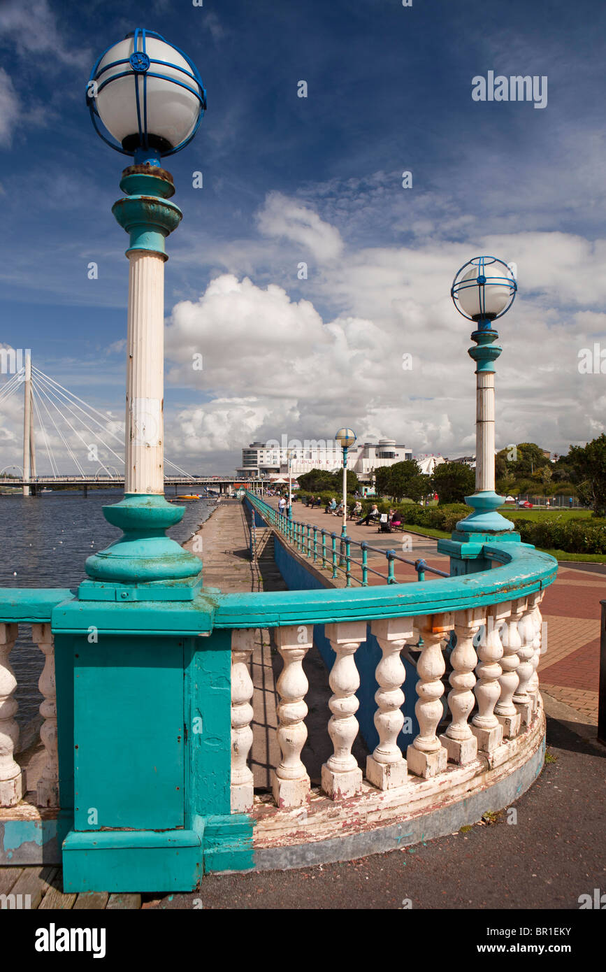 Großbritannien, England, Merseyside, Southport, Besucher auf unteren Promenade neben Marine See Stockfoto