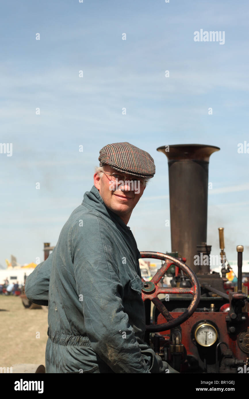 Fahrer der einen Dampftraktor an der The Great Dorset Steam Fair in Blandford Forum 2010 Stockfoto
