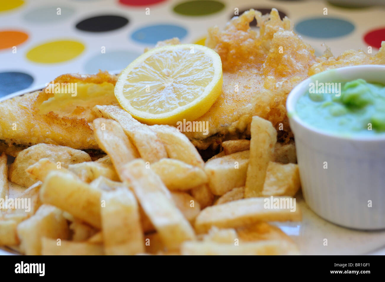 Fisch und Chips und Erbsenpüree Stockfoto