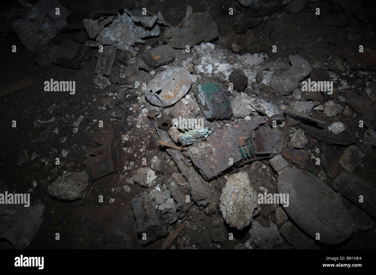 Dem zweiten Weltkrieg Artefakte in japanischen Höhle auf der Insel Peleliu, Palau. Stockfoto