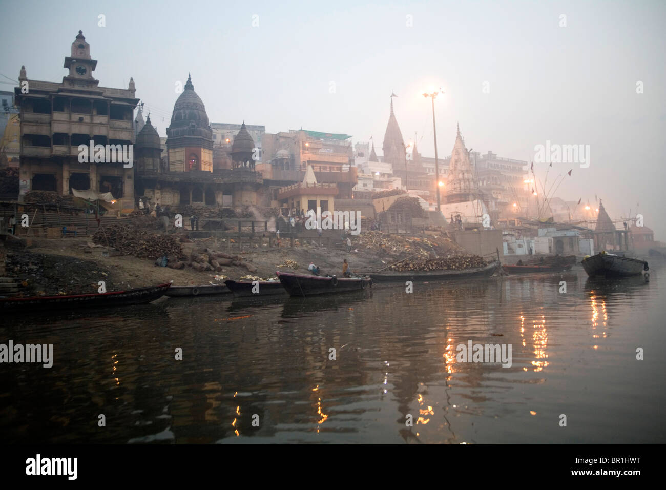 Das Brennen Ghat aus dem Fluss Ganges, Varanasi, Uttar Pradesh, Indien. Stockfoto
