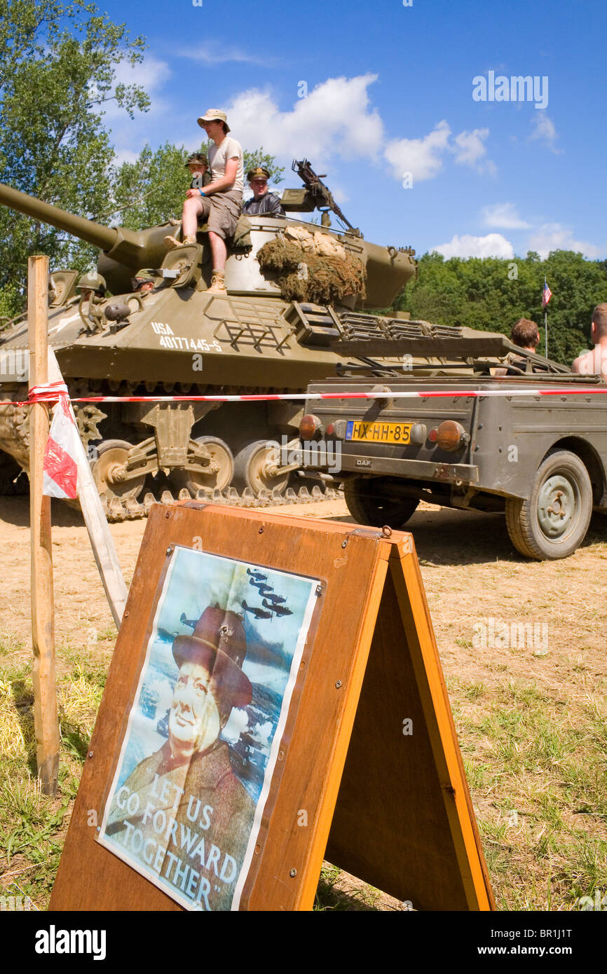 Ein Panzer, LKW und Winston Churchill Poster auf der Jahresausstellung der militärischen Krieg & Frieden. Stockfoto