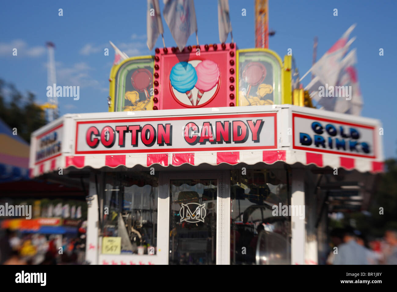 Selektive Fokussierung auf die Werbung von Zuckerwattenhändlern auf dem Midway auf der Minnesota State Fair, USA. Stockfoto
