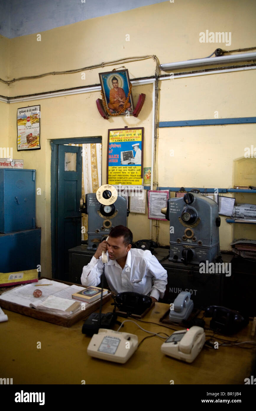 Mann am Telefon auf seinem Büro am Naugarh Bahnhof, Siddharthnagar, Uttar Pradesh, Indien, Asien. Stockfoto