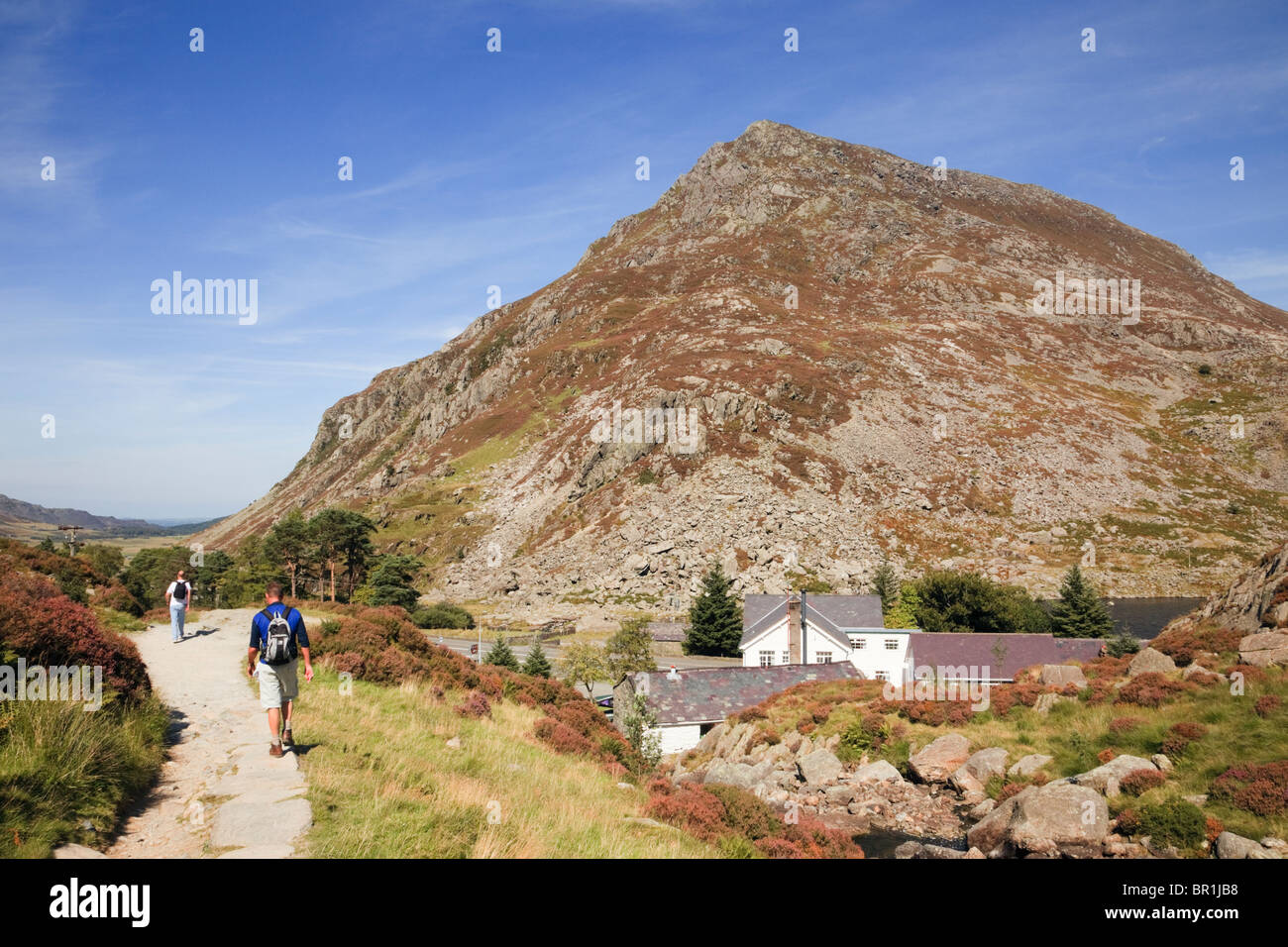 Fußweg von Cwm Idwal mit Ogwen Hütte unter Carnedd Stift Yr Ole Wen Berg im Ogwen Valley, Snowdonia, North Wales, UK. Stockfoto