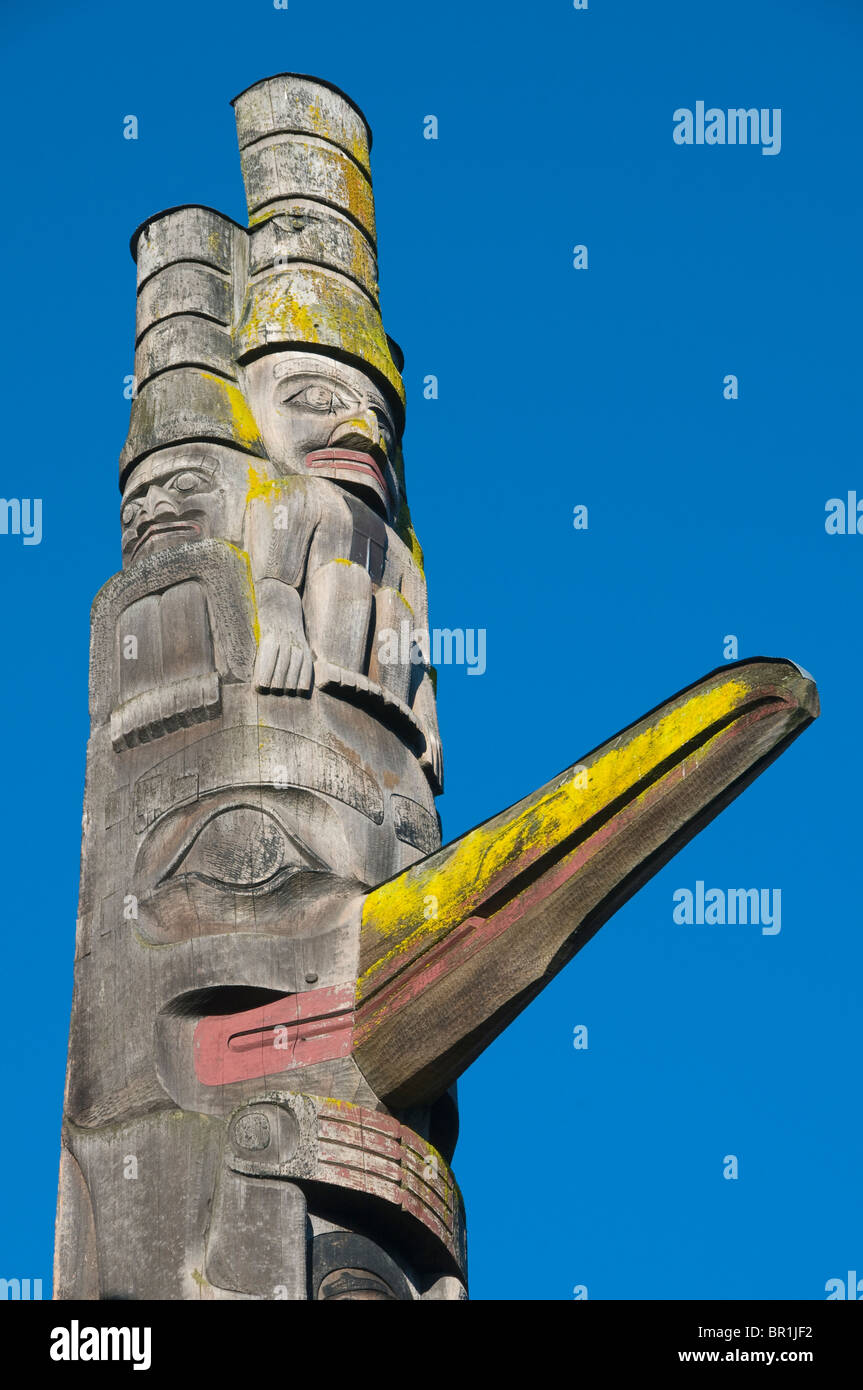 Kormoran Figur und "Watchmen" Cumchewa Pole detail, Haida Stil, Thunderbird Park, Royal BC Museum, Victoria BC Kanada Stockfoto