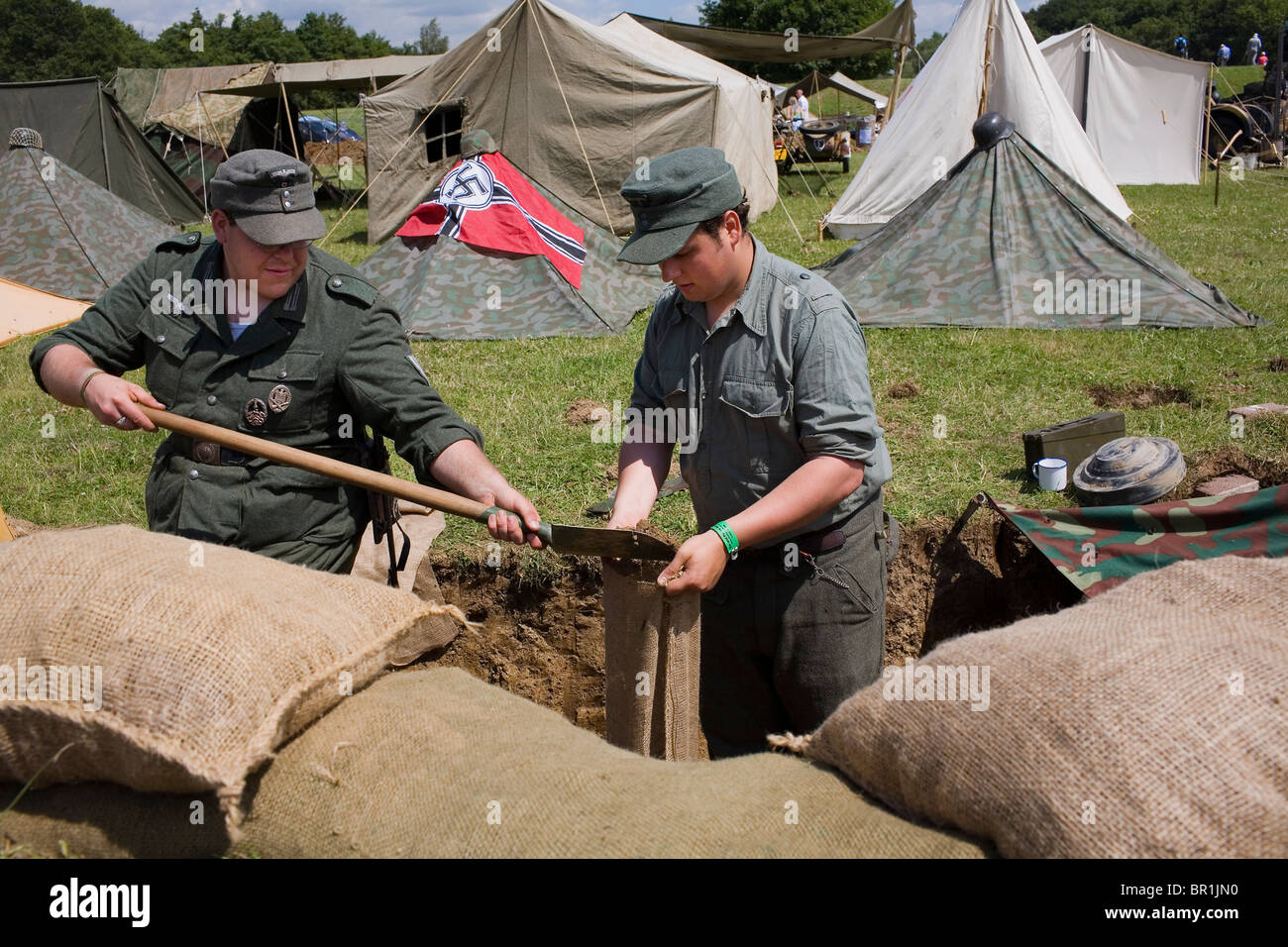Zwei Freunde verkleidet als Nazi-Soldaten Sandsäcke auf der Jahresausstellung der Krieg & Frieden füllen. Stockfoto